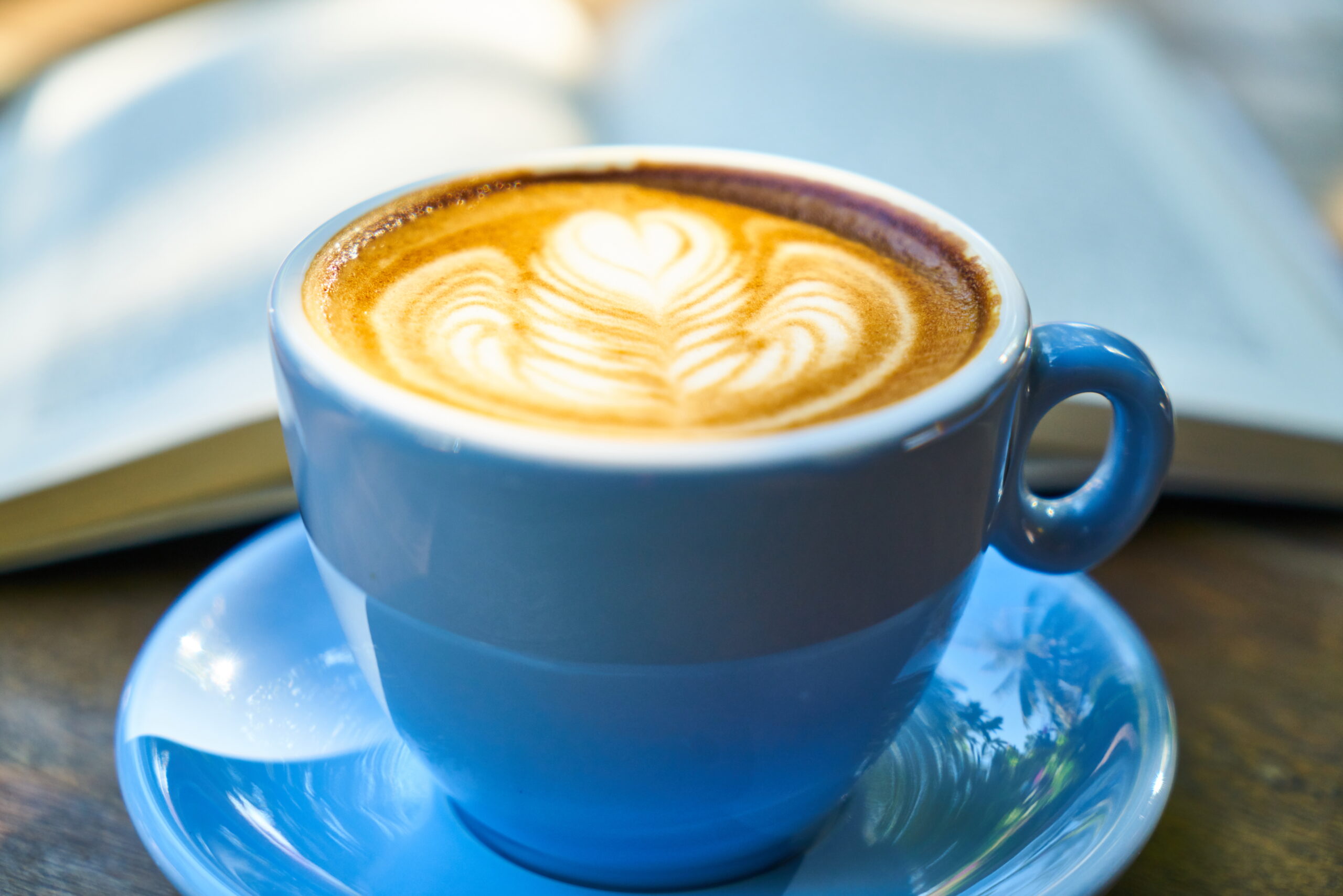 Czy Francuzi piją cappuccino po 11:00? Kawiarniany savoir-vivre w stylu francuskim.