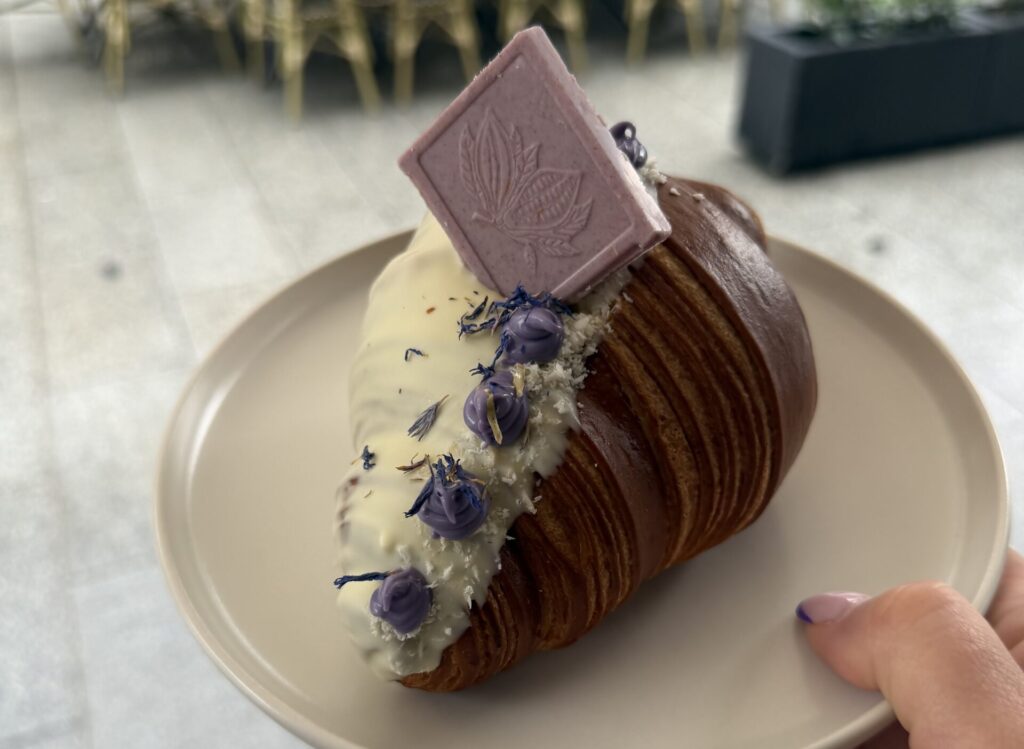 Croissanty z nadzieniem o smaku ube