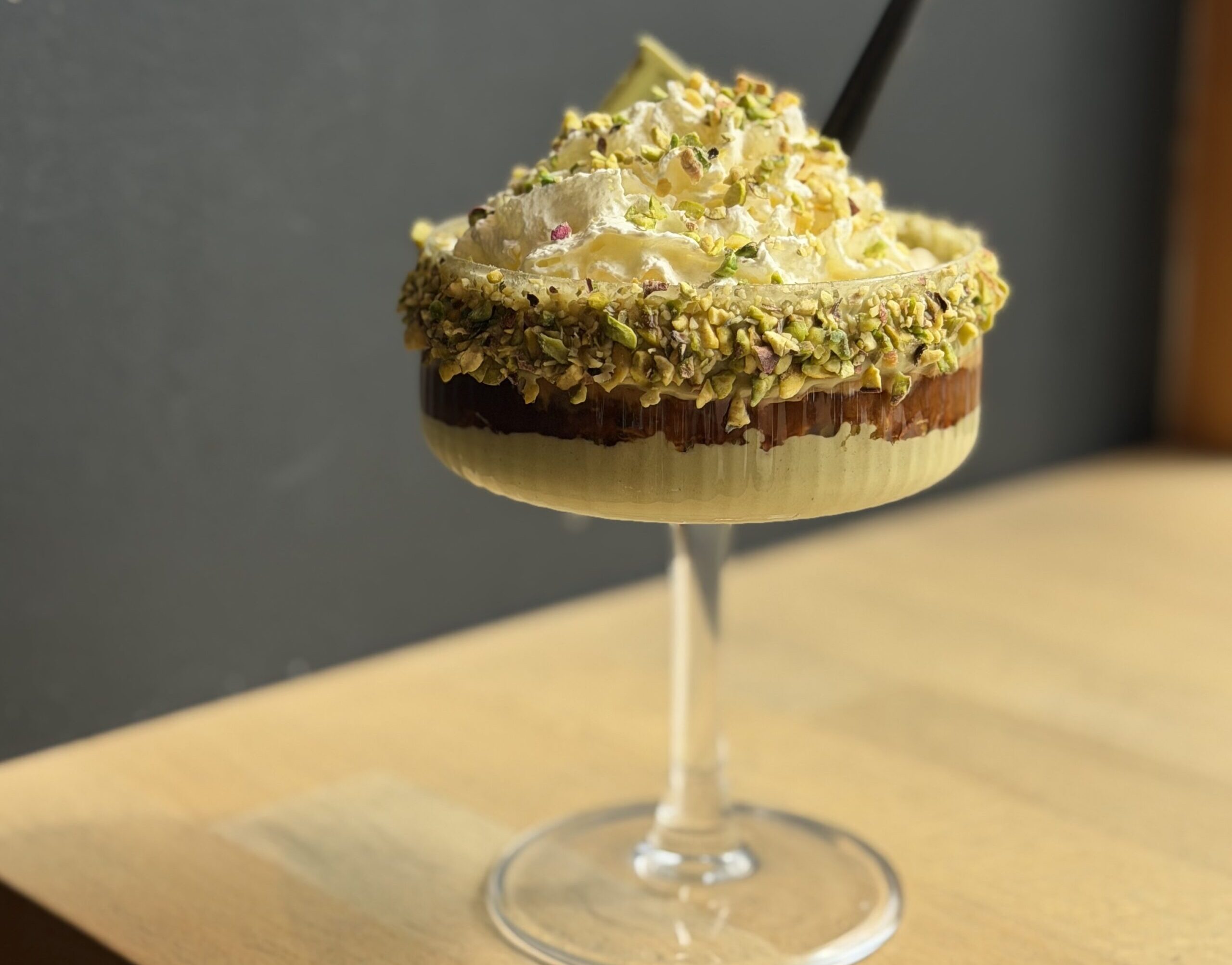Affogato Pistacjowe – włoski deser kawowy w wyjątkowo kremowej odsłonie. Są desery, które nie potrzebują wielu dodatków, żeby zrobić wrażenie.