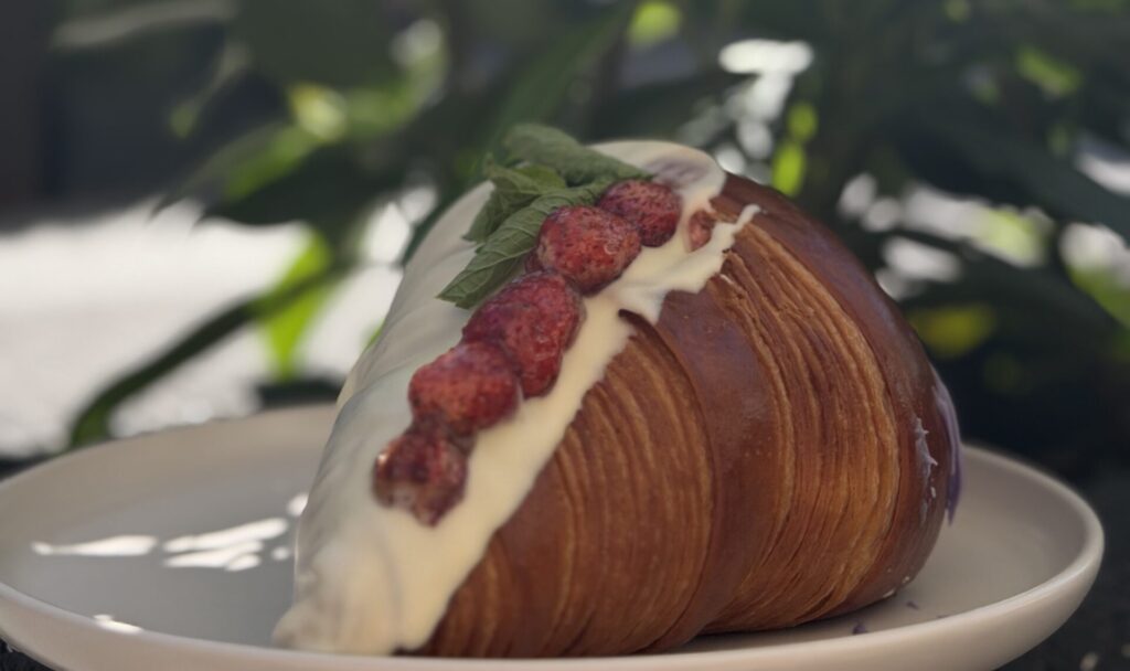 Croissant poziomkowy – smak lata zamknięty w maślanym cieście. Są takie smaki, które od pierwszego kęsa przywołują lato.
