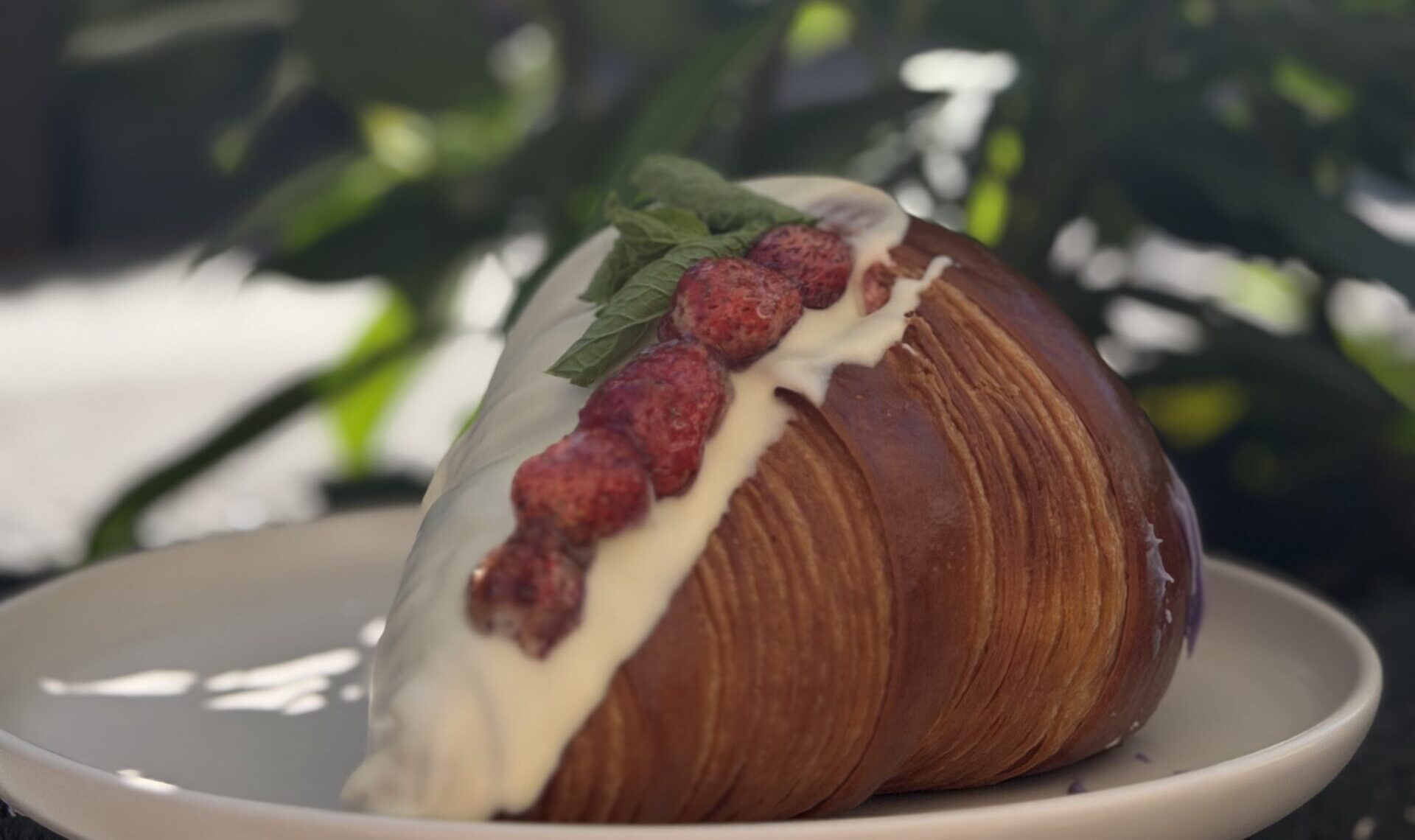 Croissant poziomkowy – smak lata zamknięty w maślanym cieście. Są takie smaki, które od pierwszego kęsa przywołują lato.